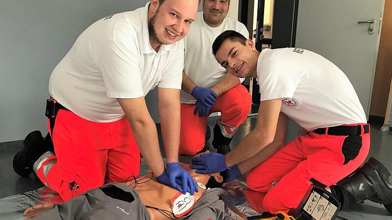 Auch das BRK muss regelmäßig üben: Rettungssanitäter Hannes Jankowski, Notfallsanitäter und Praxisanleiter Ralph Schönfelder und Notfallsanitäter Moritz Miederhoff (von links) bei einem Simulationstraining und der Anwendung eines AEDs.