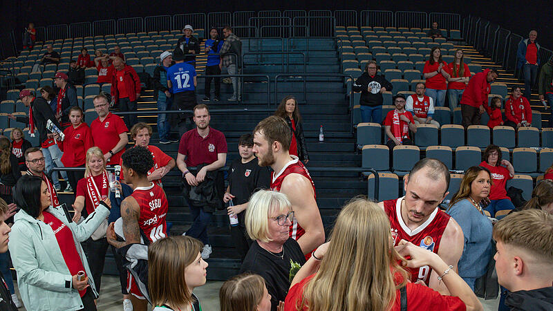 Ein kurioses Bild: Normalerweise ist der Bamberger Fanblock bei der Ehrenrunde noch fast voll. Nach der Heimpleite gegen Göttingen trafen Ronaldo Segu, Moritz Krimmer und Karsten Tadda (von links) nur noch wenige Anhänger an.