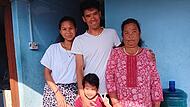 Kishor Rana Magar mit seiner Frau Kusum und seiner Mutter sowie der vierjährigen Tochter Shristina.