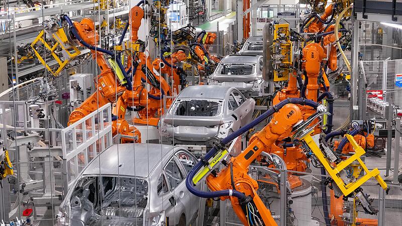 Die Wirtschaftsweise Veronika Grimm warnt vor einem massiven Arbeitsplatzabbau in Deutschland. Die Wirtschaftsweise Veronika Grimm warnt vor einem massiven Arbeitsplatzabbau in Deutschland.