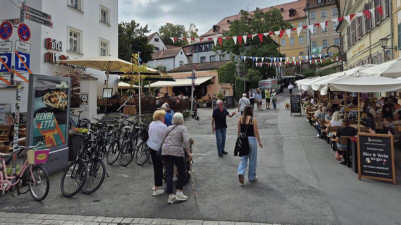 Die Freischankflächen am Katzenberg sind eine Goldgrube und Zankapfel für die vier Bamberger Wirte im Kachelofen, Scheiners am Dom, Ambräusianum und Alt-Ringlein