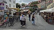 Die Freischankflächen am Katzenberg sind eine Goldgrube und Zankapfel für die vier Bamberger Wirte im Kachelofen, Scheiners am Dom, Ambräusianum und Alt-Ringlein
