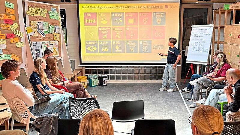 Die Sch&uuml;lerinnen und Sch&uuml;ler pr&auml;sentieren ihre Ideen. Andreas Grosch/Landratsamt Lichtenfels
