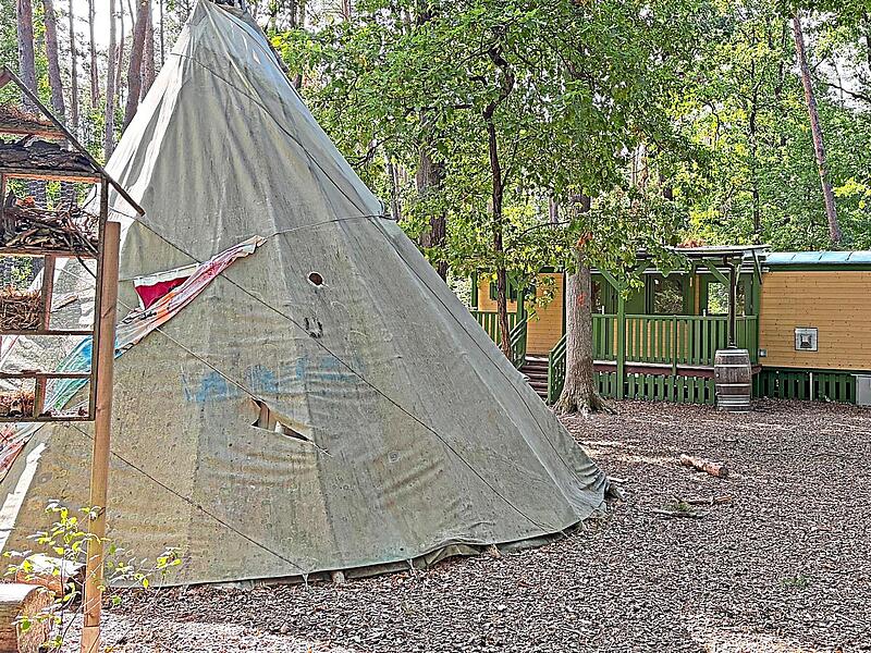 Nach dem Abzug des Waldkindergartens Wichtelglück ist auf dem Gelände in Höchstadt-Süd Ruhe eingekehrt. Die Stadt Höchstadt sucht jetzt nach einer Lösung, um den großen Bauwagen und das Tipi wieder zu beleben. Nach dem Abzug des Waldkindergartens Wichtelglück ist auf dem Gelände in Höchstadt-Süd Ruhe eingekehrt. Die Stadt Höchstadt sucht jetzt nach einer Lösung, um den großen Bauwagen und das Tipi wieder zu beleben.