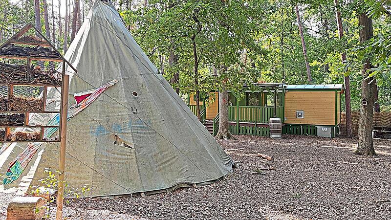 Nach dem Abzug des Waldkindergartens Wichtelgl&uuml;ck ist auf dem Gel&auml;nde in H&ouml;chstadt-S&uuml;d Ruhe eingekehrt. Die Stadt H&ouml;chstadt sucht jetzt nach einer L&ouml;sung, um den gro&szlig;en Bauwagen und das Tipi wieder zu beleben.