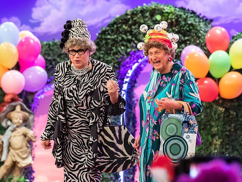 Waltraud (links, Martin Rassau) und Mariechen beim Fasching in Veitshöchheim. Waltraud (links, Martin Rassau) und Mariechen beim Fasching in Veitshöchheim.