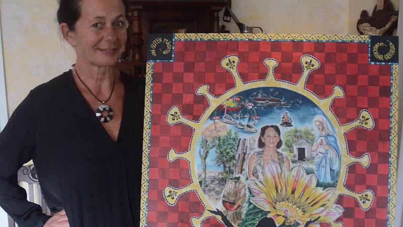 Schützenkönigin Ute Wittig mit ihrer selbst kreierten und gemalten Königsscheibe, die sie beim Schützenauszug zum Freischießen der Öffentlichkeit präsentieren wird.