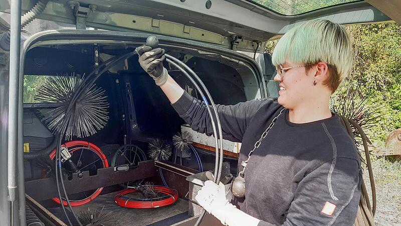 Sie fällt nicht nur wegen ihrer blauen Haare auf: Emily Bock (20) aus Waldau ist die einzige Kaminkehrer-Gesellin im Landkreis Kulmbach.