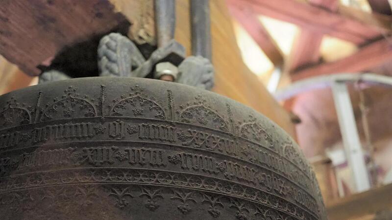 Die Aufschrift „O rex glorie xpe veni cum pace“ ist in die Mauritiusglocke eingeprägt. Ins Deutsche übersetzt bedeutet das „Oh König der Ehre Christus, komme mit Frieden.“ Die Glocke wurde im Jahr 1437 von Meister Paulus am Ketschentor gegossen und wiegt 2500 Kilo. Die Aufschrift „O rex glorie xpe veni cum pace“ ist in die Mauritiusglocke eingeprägt. Ins Deutsche übersetzt bedeutet das „Oh König der Ehre Christus, komme mit Frieden.“ Die Glocke wurde im Jahr 1437 von Meister Paulus am Ketschentor gegossen und wiegt 2500 Kilo.