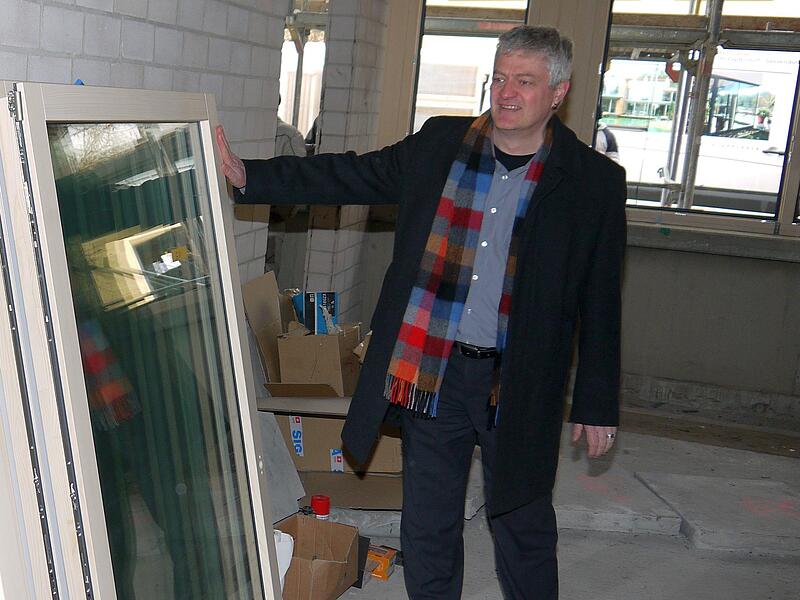Schaut doch gut aus: Dr. Karl-Heinz Sänger mit den frisch gelieferten neuen Fenstern für den Beta-Bau am Arnold-Gymnasium.
