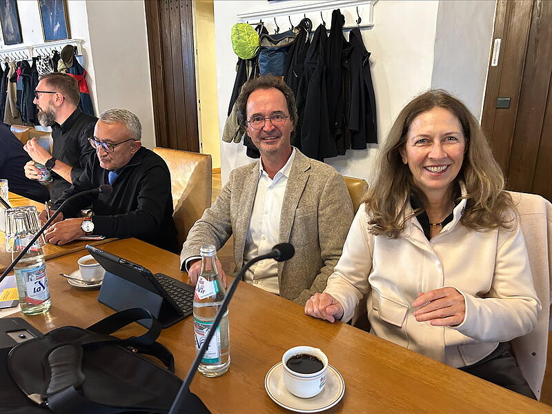 Neue Sitzordnung im Coburger Stadtrat: Antoinetta Bafas und Andreas Engel gehören jetzt zur Wählergemeinschaft Pro Coburg. Links von beiden ist Tuncer Yilmaz zu sehen.