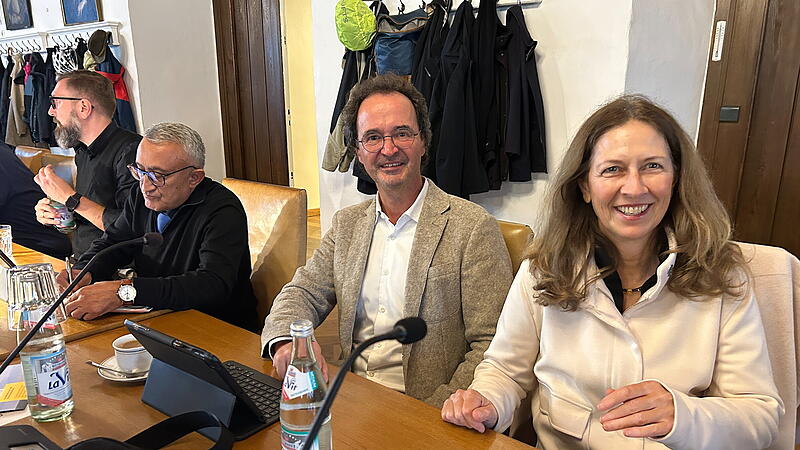 Neue Sitzordnung im Coburger Stadtrat: Antoinetta Bafas und Andreas Engel gehören jetzt zur Wählergemeinschaft Pro Coburg. Links von beiden ist Tuncer Yilmaz zu sehen.