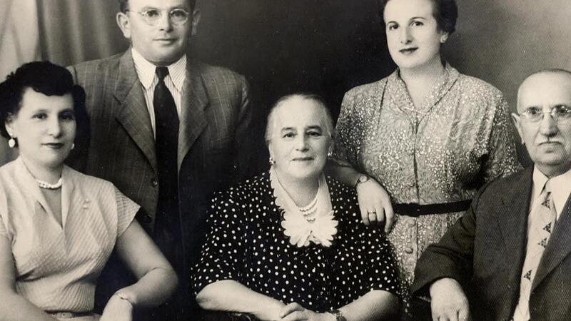 Sie waren eine angesehene Familie in Bad Brückenau, bevor sie von den Nazis vertrieben wurden: Auguste und Julius Schuster (vorne in der Mitte und rechts) in den 1940er Jahren mit ihren Kindern (von links) Sylvia, David und Käthe.