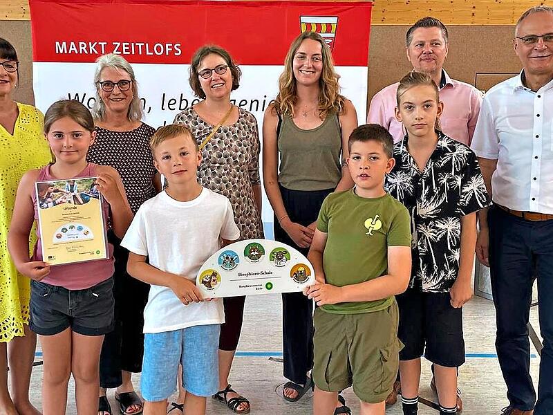 Plakette weist neue Biosphärenschule aus: (v.l.) Birgit Herré, Andrea Schäfer, Julia Rösch, Simone Scheer, Matthias Hauke und Roland Limpert.Eva-Maria Schiffler Plakette weist neue Biosphärenschule aus: (v.l.) Birgit Herré, Andrea Schäfer, Julia Rösch, Simone Scheer, Matthias Hauke und Roland Limpert.Eva-Maria Schiffler