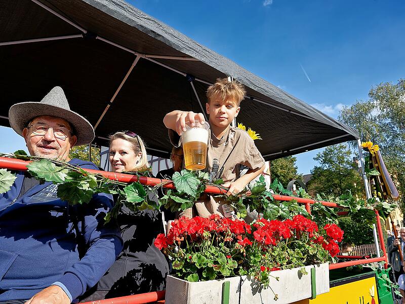 Fröhlichkeit und Sonnenschein: Den Auftakt der Gaustadter Kerwa machte der Festumzug.18-Meter-Baum und massig gute Laune Fröhlichkeit und Sonnenschein: Den Auftakt der Gaustadter Kerwa machte der Festumzug.