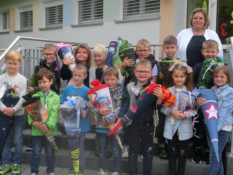 Die Kombiklasse 1/2 b der Grundschule Ludwigschorgast mit Lehrerin Heidrun Ramming.2022 Schulanfang