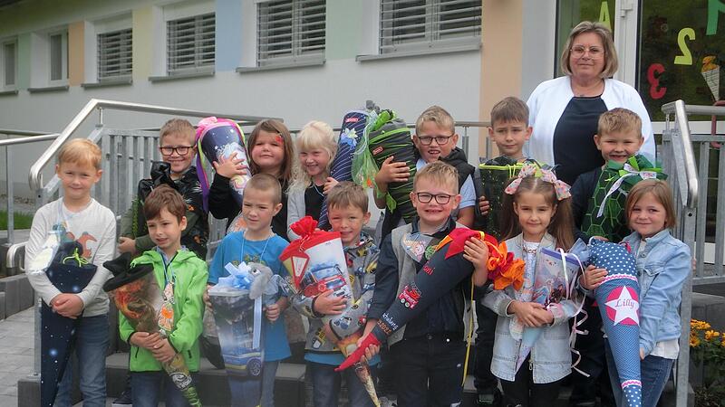 Die Kombiklasse 1/2 b der Grundschule Ludwigschorgast mit Lehrerin Heidrun Ramming.2022 Schulanfang
