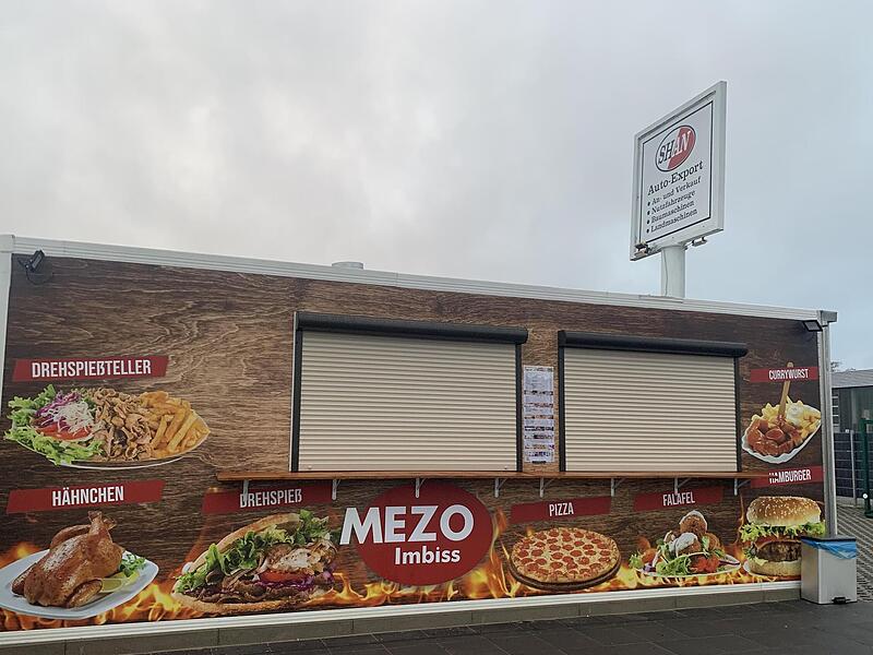 Der Imbiss gegenüber des EZO in Niederfüllbach heißt jetzt nicht mehr „EZO-Imbiss“, sondern „MEZO-Imbiss“. Ergibt inhaltlich zwar gar keinen Sinn, sorgt aber für Frieden. Der Imbiss gegenüber des EZO in Niederfüllbach heißt jetzt nicht mehr „EZO-Imbiss“, sondern „MEZO-Imbiss“. Ergibt inhaltlich zwar gar keinen Sinn, sorgt aber für Frieden.
