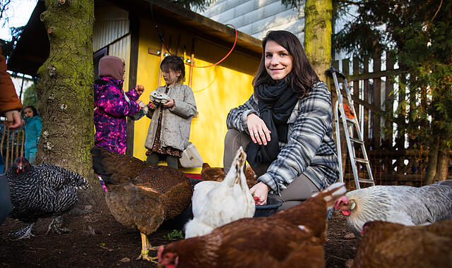 Lena Schuster Auf dem Grundstück von Lena Schuster leben 15 Hühner und ein Hahn.