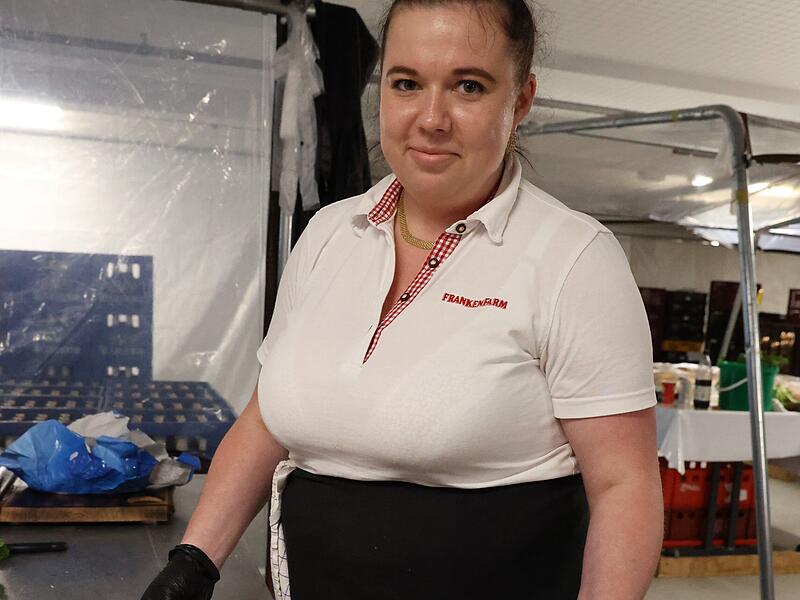 Die Brotzeitplatte wird nach einem festen Legeschema gestaltet: Margarita ist schon das zweite Jahr dabei, sie beherrscht die Präsentation perfekt. Allerdings hat sich der Geschmack in den letzten Jahren gewandelt. Die Brotzeitplatte wird nach einem festen Legeschema gestaltet: Margarita ist schon das zweite Jahr dabei, sie beherrscht die Präsentation perfekt. Allerdings hat sich der Geschmack in den letzten Jahren gewandelt.