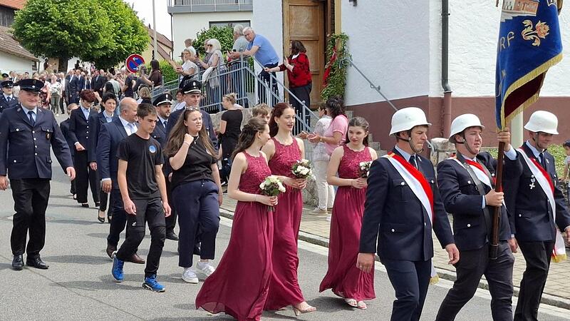 Den Festzug durch den Ort f&uuml;hrte die Jubelwehr Poxdorf an.