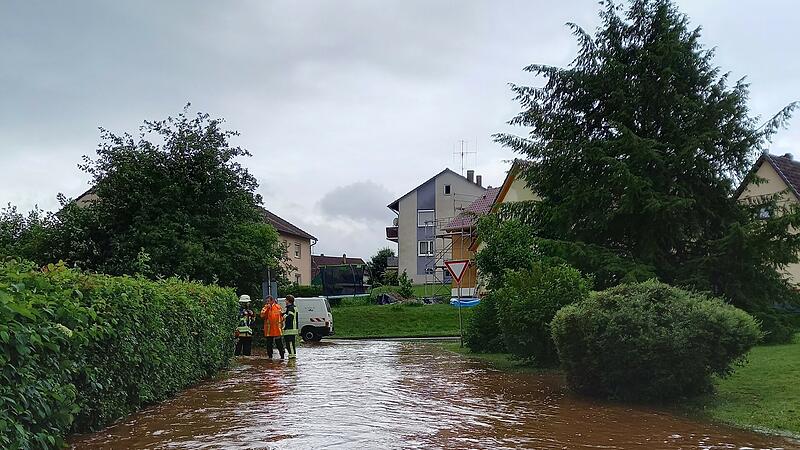 Kniehoch stand am 9. Juli das Wasser im Weitramsdorfer Wiesengrund. Zahlreiche Keller liefen voll, die Sch&auml;den waren teilweise immens.
