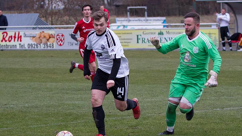 Für den DJK-SV Neufang und Lukas Engelhardt (weißes Trikot) geht es am Samstag beim FC Stockheim um wichtige Punkte gegen den Abstieg. Der TSV Weißenbrunn um Keeper Leon Niemann ist nur am Freitag im Nachholspiel gegen den TSV Neukenroth im Einsatz, kann dabei aber noch eine wichtige Rolle im Kampf um die Meisterschaft spielen. Für den DJK-SV Neufang und Lukas Engelhardt (weißes Trikot) geht es am Samstag beim FC Stockheim um wichtige Punkte gegen den Abstieg. Der TSV Weißenbrunn um Keeper Leon Niemann ist nur am Freitag im Nachholspiel gegen den TSV Neukenroth im Einsatz, kann dabei aber noch eine wichtige Rolle im Kampf um die Meisterschaft spielen.