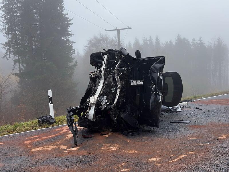 Zwei Tote bei Frontalcrash auf Landstraße