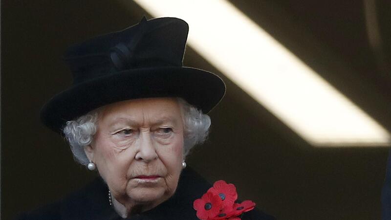 Die britische K&ouml;nigin Elizabeth II. hat ihre Teilnahme am traditionellen Weltkriegsgedenken in London am Sonntag abgesagt. Grund daf&uuml;r seien R&uuml;ckenprobleme, teilte der Palast mit.