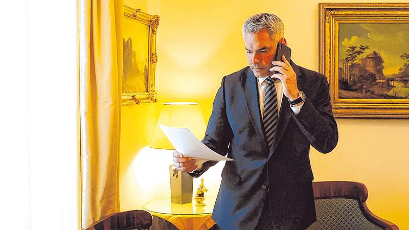 Bundeskanzler Karl Nehammer in der österreichischen Botschaft in Moskau. Selbst nach Kriegsbeginn in der Ukraine traf sich der konservative Politiker noch mit Russlands Präsidenten Wladimir Putin. Bundeskanzler Karl Nehammer in der österreichischen Botschaft in Moskau. Selbst nach Kriegsbeginn in der Ukraine traf sich der konservative Politiker noch mit Russlands Präsidenten Wladimir Putin.