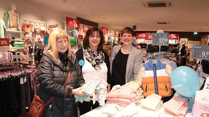 Stammkundin Regina Knobel (von links) wird in der Hammelburger &bdquo;Ernsting&rsquo;s Family&ldquo;-Filiale von Mitarbeiterin Elke Schmitt und Gebietsleiterin Christine H&auml;hnel beraten.