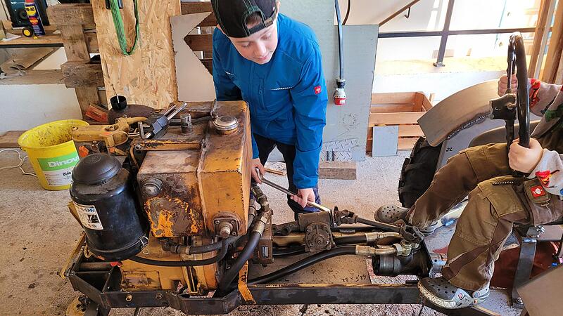 Der Motor einer Stra&szlig;enwalze ist nun das Herz des kleinen Traktors.Forchheim & Fr&auml;nkische Schweiz