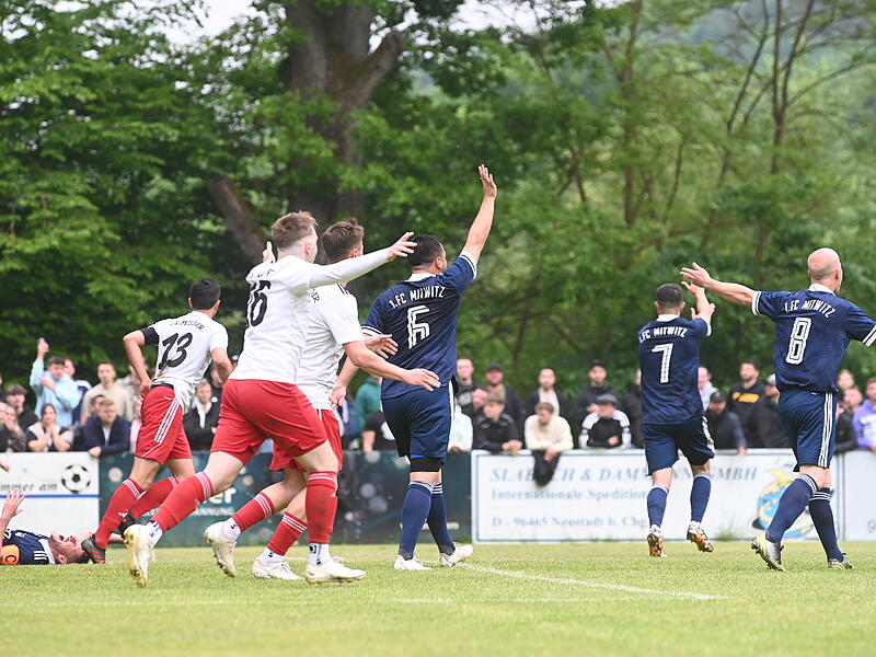 Meeder jubelt, Mitwitz protestiert im Relegationsspiel 2025: Wenige Augenblicke zuvor prallte der Ball von Moritz Gemeinders Hand aus ins Tor. Beide gehen in diesem Jahr der Relegation als Meister aus dem Weg. Meeder jubelt, Mitwitz protestiert im Relegationsspiel 2025: Wenige Augenblicke zuvor prallte der Ball von Moritz Gemeinders Hand aus ins Tor. Beide gehen in diesem Jahr der Relegation als Meister aus dem Weg.