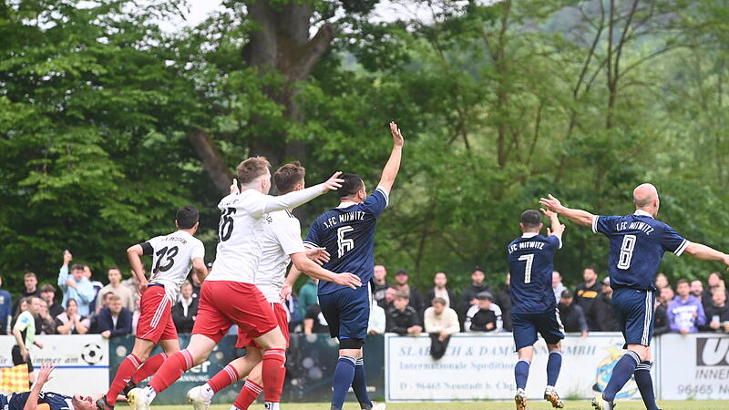 Meeder jubelt, Mitwitz protestiert: Wenige Augenblicke zuvor prallte der Ball von Moritz Gemeinders Hand aus ins Tor.