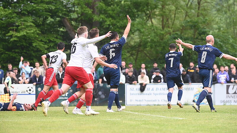 Meeder jubelt, Mitwitz protestiert im Relegationsspiel 2025: Wenige Augenblicke zuvor prallte der Ball von Moritz Gemeinders Hand aus ins Tor. Beide gehen in diesem Jahr der Relegation als Meister aus dem Weg.
