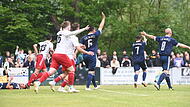 Meeder jubelt, Mitwitz protestiert im Relegationsspiel 2025: Wenige Augenblicke zuvor prallte der Ball von Moritz Gemeinders Hand aus ins Tor. Beide gehen in diesem Jahr der Relegation als Meister aus dem Weg. Meeder jubelt, Mitwitz protestiert im Relegationsspiel 2025: Wenige Augenblicke zuvor prallte der Ball von Moritz Gemeinders Hand aus ins Tor. Beide gehen in diesem Jahr der Relegation als Meister aus dem Weg.