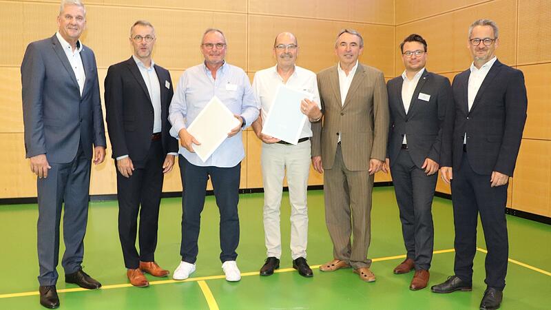 Bei der Vertreterversammlung der Raiffeisenbank Mainschleife – Steigerwald (von links): Vorstandsvorsitzender Martin Weber, Aufsichtsratsvorsitzender Robert Menz, stellvertretender Aufsichtsratsvorsitzender Waldemar Braun, Aufsichtsrat Klaus Linz, Revisor Erwin Schmauß, stellvertretender Vorstandsvorsitzender Volker Kreißl und Vorstand Rouven Lewandowski. Bei der Vertreterversammlung der Raiffeisenbank Mainschleife – Steigerwald (von links): Vorstandsvorsitzender Martin Weber, Aufsichtsratsvorsitzender Robert Menz, stellvertretender Aufsichtsratsvorsitzender Waldemar Braun, Aufsichtsrat Klaus Linz, Revisor Erwin Schmauß, stellvertretender Vorstandsvorsitzender Volker Kreißl und Vorstand Rouven Lewandowski.