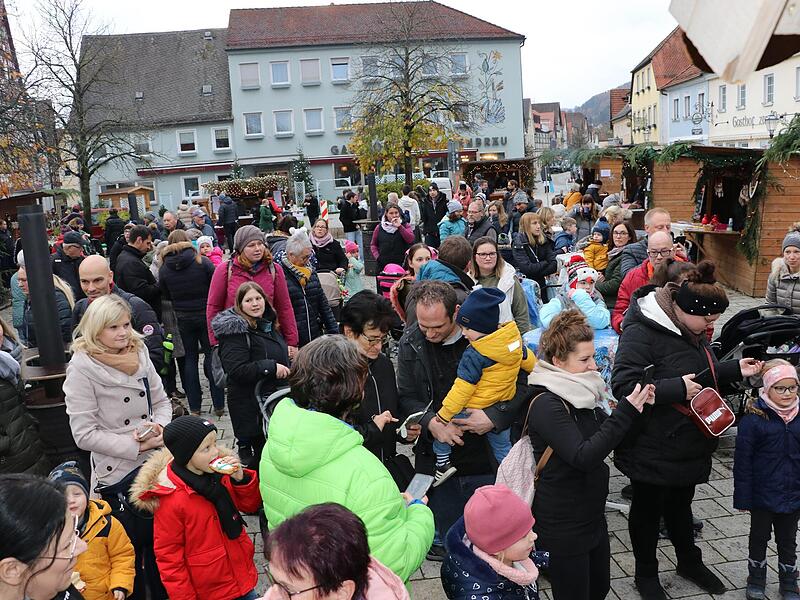 Auch in Ebermannstadt verwandelt sich der Marktplatz wieder in ein weihnachtliches Ambiente.Forchheim & Fränkische Schweiz Auch in Ebermannstadt verwandelt sich der Marktplatz wieder in ein weihnachtliches Ambiente.Forchheim & Fränkische Schweiz