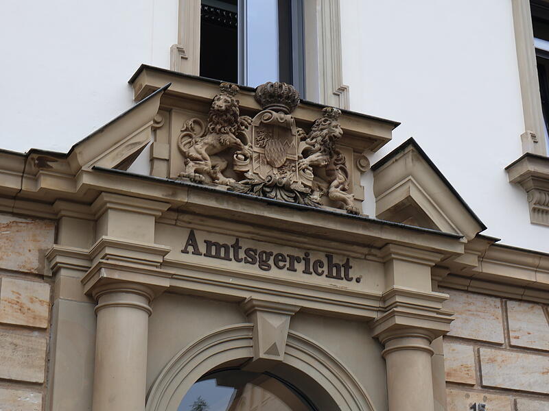 Amtsgericht Forchheim: Forchheimer soll Nachbarn angezündet habenForchheim & Fränkische Schweiz Ein Forchheimer soll mit Schmierspray und Feuerzeug einen Nachbarn verletzt haben. Der Fall landet vor dem Amtsgericht in Forchheim.