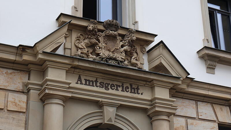 Amtsgericht Forchheim: Forchheimer soll Nachbarn angezündet habenForchheim & Fränkische Schweiz Ein Forchheimer soll mit Schmierspray und Feuerzeug einen Nachbarn verletzt haben. Der Fall landet vor dem Amtsgericht in Forchheim.