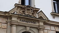 Ein Forchheimer soll mit Schmierspray und Feuerzeug einen Nachbarn verletzt haben. Der Fall landet vor dem Amtsgericht in Forchheim.