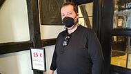 Rudolf Christel vom Alt-Ringlein in Bamberg setzt mit einem Schild ein Zeichen: „25 Euro berechnen wir je Fremdgetränk oder -speise“.