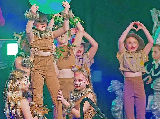 Die Nachwuchsgarde wies mit ihrem Beitrag &bdquo;Echo der Natur&ldquo; auf die Bedrohung der W&auml;lder hin.