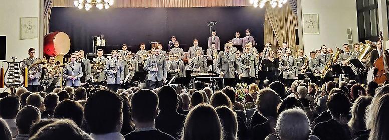 Das Ausbildungsmusikkorps der Bundeswehr ist in der Kantine der Valeo Powertrain GmbH aufgetreten. Das Ausbildungsmusikkorps der Bundeswehr ist in der Kantine der Valeo Powertrain GmbH aufgetreten.