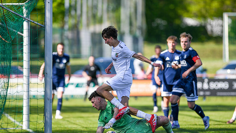 Der Dampfacher Keeper Noah Mack rettet in h&ouml;chster Not gegen Elias R&ouml;ding.