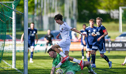 Der Dampfacher Keeper Noah Mack rettet in h&ouml;chster Not gegen Elias R&ouml;ding.