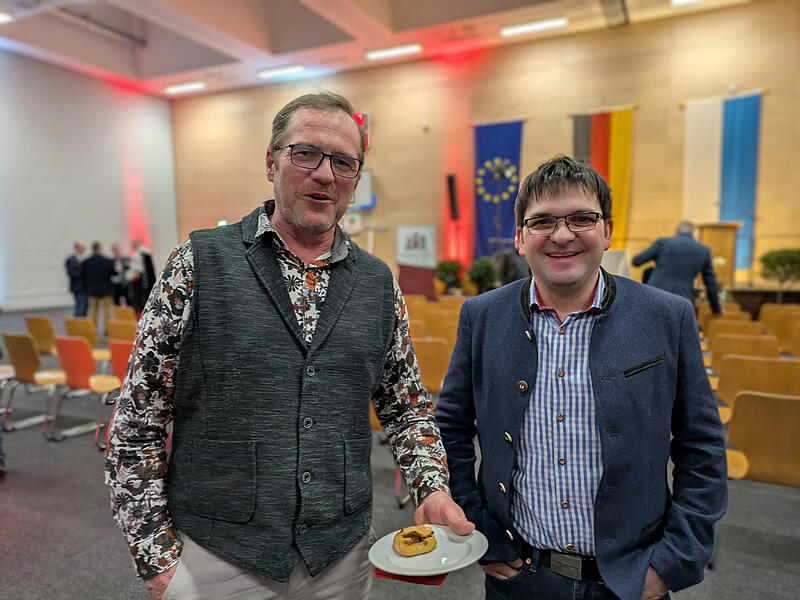 Edgar Thomas (links), Kreisobmann des Bauernverbandes, w&uuml;nscht sich "f&uuml;r mich und meine Familie, dass wir gesund bleiben". "Aus Sicht des Bauernverbandes sage ich: Wir wollen mal ein ganz normales, ein stabiles Jahr. Uns ist wichtig, dass durch eine neue Bundesregierung die Rahmenbedingungen f&uuml;r uns besser werden, dass wir einfach nicht mehr in dieser Regulierungszange sind, sondern dass wir einfach mal arbeiten d&uuml;rfen." Sein Stellvertreter, Andreas Schlembach, w&uuml;nscht sich pers&ouml;nlich Gl&uuml;ck und Zufriedenheit "und f&uuml;r die Landwirtschaft Planungssicherheit."