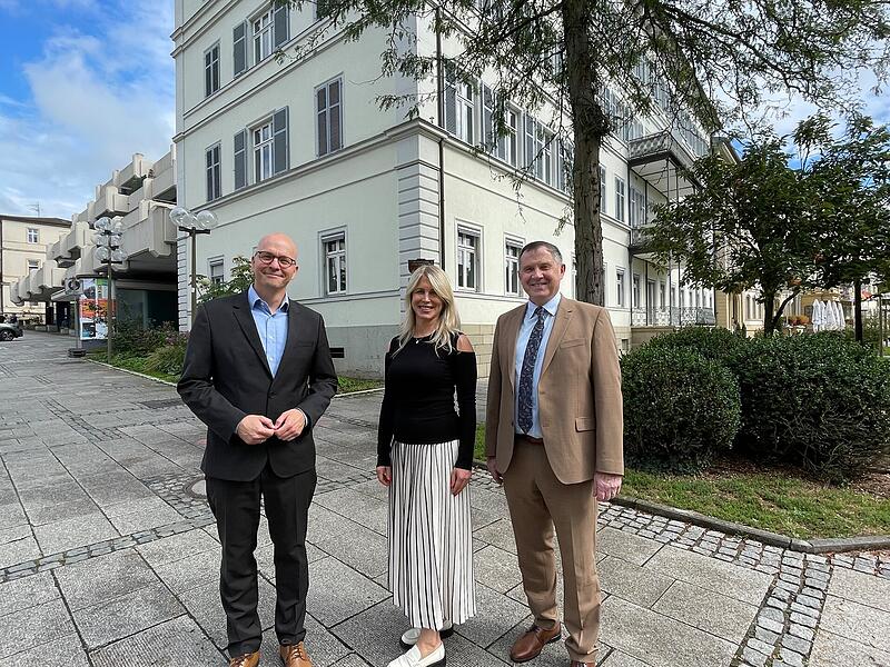 Oberbürgermeister Dirk Vogel (links) mit Anna Faustova und Matthias Heid vor dem Haus Hemmerich. Oberbürgermeister Dirk Vogel (links) mit Anna Faustova und Matthias Heid vor dem Haus Hemmerich.