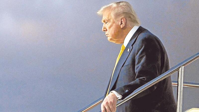 Die Affäre um den Sexualstraftäter Epstein holt den US-Präsidenten erneut ein. Seit Monaten bekommt Donald Trump Druck. Die Affäre um den Sexualstraftäter Epstein holt den US-Präsidenten erneut ein. Seit Monaten bekommt Donald Trump Druck.