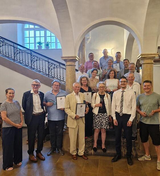 Unser Bild zeigt Bürgermeister Jan Marberg und die geehrten Stadtratsmitglieder. Unser Bild zeigt Bürgermeister Jan Marberg und die geehrten Stadtratsmitglieder.